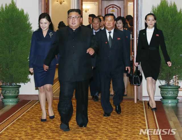 【평양=뉴시스】평양사진공동취재단 박진희 기자 = 김정은 북한 국무위원장과 부인 리설주 여사가 18일 평양 백화원 영빈관에서 문재인 대통령을 영접하고 있다. 2018.09.18. photo@newsis.com