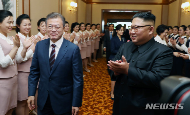 【평양=뉴시스】평양사진공동취재단 박진희 기자 = 문재인 대통령이 18일 숙소인 평양 백화원 영빈관에 도착해 김정은 국무위원장의 안내를 받고 있다. 2018.09.18.&nbsp; photo@newsis.com