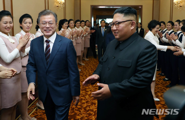 【평양=뉴시스】평양사진공동취재단 박진희 기자 = 문재인 대통령이 18일 숙소인 평양 백화원 영빈관에 도착해 김정은 국무위원장의 안내를 받고 있다. 2018.09.18. photo@newsis.com