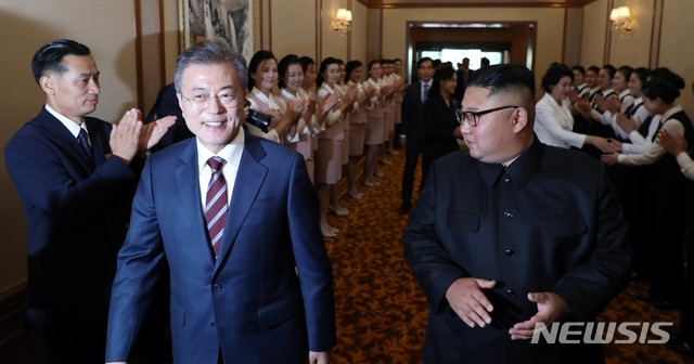 【평양=뉴시스】평양사진공동취재단 박진희 기자 = 문재인 대통령이 18일 숙소인 평양 백화원 영빈관에 도착해 김정은 국무위원장의 안내를 받고 있다. 2018.09.18. photo@newsis.com