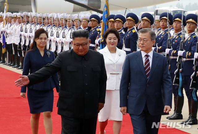 【평양=뉴시스】평양사진공동취재단 박진희 기자 = 문재인 대통령과 부인 김정숙 여사가 18일 오전 평양국제공항에 도착, 김정은 국무위원장, 이설주 여사와 함께 의장대를 사열하고 있다. 2018.09.18. photo@newsis.com