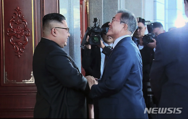【남북정상회담 프레스센터(서울)=뉴시스】최진석 기자 = 18일 첫 평양 단독 정상회담을 위해 평양 조선노동당 중앙위원회 본부청사를 방문한 문재인 대통령이 김정은 북한 국무위원장과 손을 잡고 있는 모습이 서울 중구 동대문디자인플라자(DDP)에 차려진 남북정상회담 평양 서울 프레스센터 대형 화면에 중계되고 있다. 2018.09.18.myjs@newsis.com