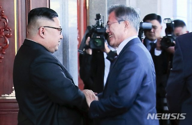【남북정상회담 프레스센터(서울)=뉴시스】최진석 기자 = 18일 첫 평양 단독 정상회담을 위해 평양 조선노동당 중앙위원회 본부청사를 방문한 문재인 대통령이 김정은 북한 국무위원장과 손을 잡고 있는 모습이 서울 중구 동대문디자인플라자(DDP)에 차려진 남북정상회담 평양 서울 프레스센터 대형 화면에 중계되고 있다. 2018.09.18.myjs@newsis.com