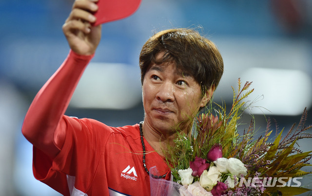 【대구=뉴시스】우종록 기자 = 18일 오후 대구 수성구 삼성라이온즈파크에서 열린 2018 프로야구 신한은행 마이카 KBO리그 KIA 타이거즈와 삼성 라이온즈 경기, KIA 선발투수 임창용 선수가 한·미·일 1000회 출전 달성을 축하하며 마운드에서 팬들에게 인사하고 있다. 2018.09.18. wjr@newsis.com