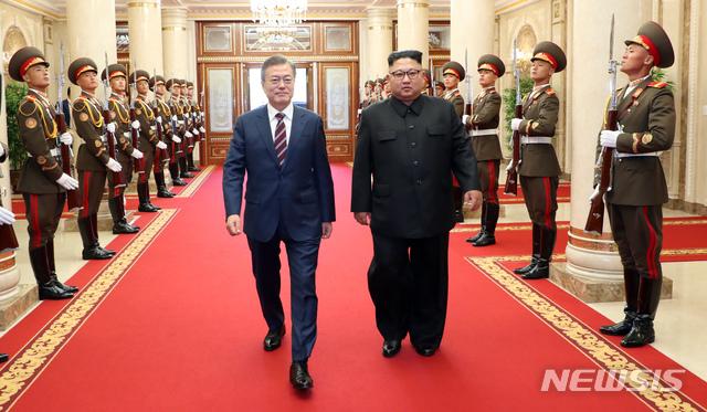  【평양=뉴시스】평양사진공동취재단 박진희 기자 = 문재인 대통령과 김정은 국무위원장이 18일 오후 평양 조선노동당 중앙위원회 본부청사로 입장하고 있다. 2018.09.18.&nbsp; photo@newsis.com 