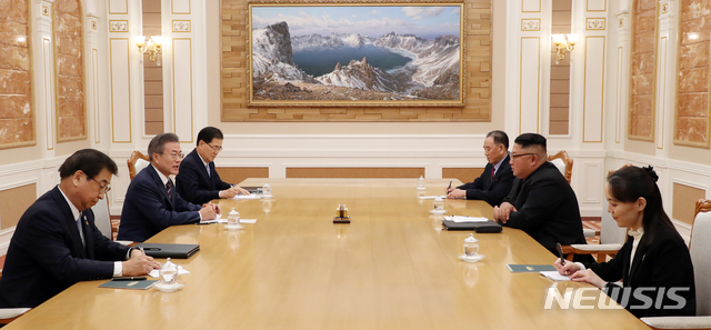 【평양=뉴시스】평양사진공동취재단 박진희 기자 = 문재인 대통령이 18일 오후 평양 조선노동당 중앙위원회 본부청사에서 김정은 국무위원장과 정상회담을 하고 있다. 앞줄 왼쪽부터 시계방향으로 서훈 국정원장, 문재인 대통령, 정의용 국가안보실장, 김영철 당중앙위 부위원장, 김정은 국무위원장, 김여정 당중앙위 제1부부장. 2018.09.18. photo@newsis.com
