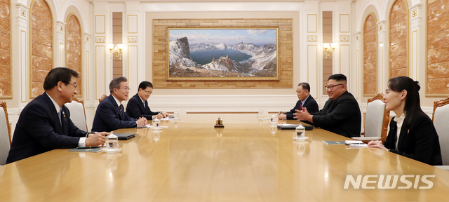 【평양=뉴시스】평양사진공동취재단 박진희 기자 = 문재인 대통령이 18일 오후 평양 조선노동당 중앙위원회 본부청사에서 김정은 국무위원장과 정상회담을 하고 있다. 앞줄 왼쪽부터 시계방향으로 서훈 국정원장, 문재인 대통령, 정의용 국가안보실장, 김영철 당중앙위 부위원장, 김정은 국무위원장, 김여정 당중앙위 제1부부장. 2018.09.18. photo@newsis.com