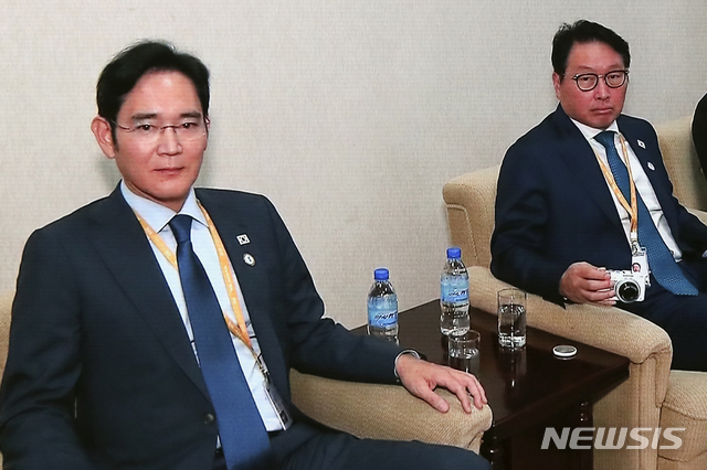 【남북정상회담 프레스센터(서울)=뉴시스】최진석 기자 = 18일 북한을 방문한 이재용 삼성전자 부회장, 최태원 SK그룹 회장이 리용남 내각 부총리의 발언을 경청하는 모습이 서울 중구 동대문디자인플라자(DDP)에 차려진 남북정상회담 평양 서울 프레스센터 대형 화면에 중계되고 있다. 2018.09.18.myjs@newsis.com