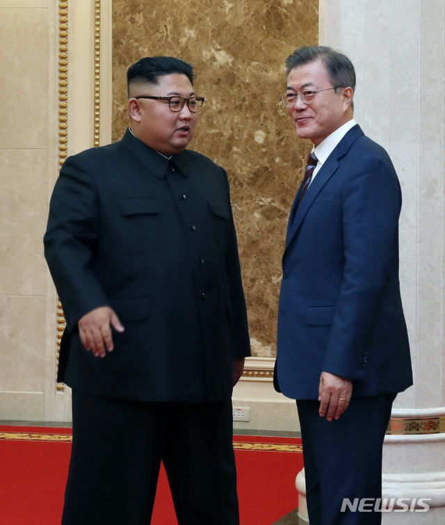 【평양=뉴시스】평양사진공동취재단 박진희 기자 = 문재인 대통령이 18일 오후 평양 조선노동당 중앙위원회 본부청사를 방문해 방명록을 작성하고 김정은 국무위원장과 이야기를 나누고 있다. 2018.09.18.&nbsp; photo@newsis.com