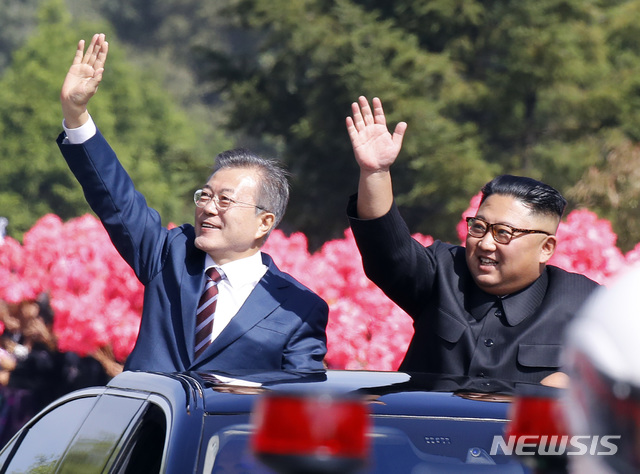 【평양=뉴시스】평양사진공동취재단 박진희 기자 = 문재인 대통령과 김정은 국무위원장이 18일 오전 평양 시내를 함께 퍼레이드 하며 평양 시민들의 환영에 답례하고 있다. 2018.09.18.&nbsp; photo@newsis.com