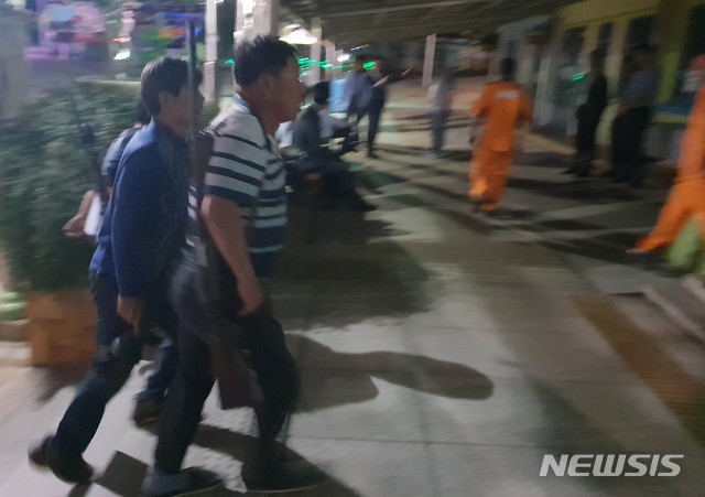 【대전=뉴시스】 함형서 기자= 18일 오후 대전 중구 대전동물원에서 퓨마 1마리가 우리를 탈출해 포획에 난항을 겪자 엽사들이 동물원으로 들어오고 있다. 2018.09.18.foodwork23@newsis.com