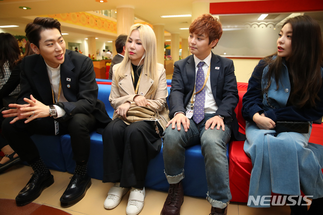 【평양=뉴시스】평양사진공동취재단 박진희 기자 = 평양정상회담 특별수행원으로 방북한 가수 지코(왼쪽부터), 알리, 마술사 최현우, 가수 에일리가 18일 오후 평양 옥류아동병원을 방문해 대화하고 있다. 2018.09.18. photo@newsis.com