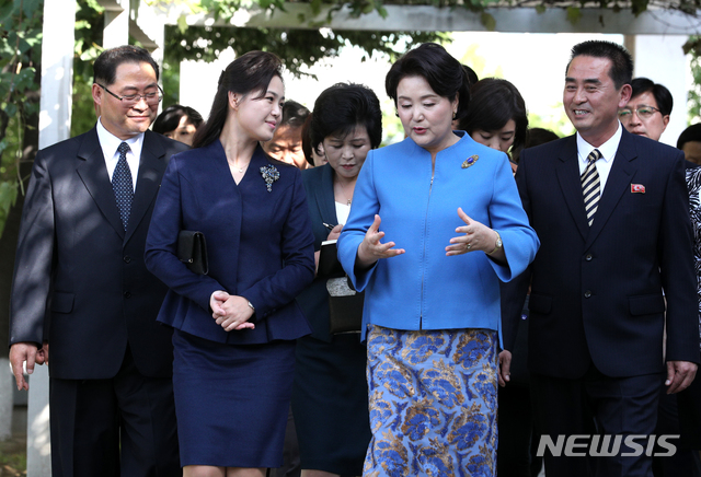 【평양=뉴시스】평양사진공동취재단 박진희 기자 = 문재인 대통령 부인 김정숙 여사와 김정은 국무위원장 부인 리설주 여사가 18일 오후 평양 음악종합대학을 방문해 대화하며 이동하고 있다. 2018.09.18. photo@newsis.com