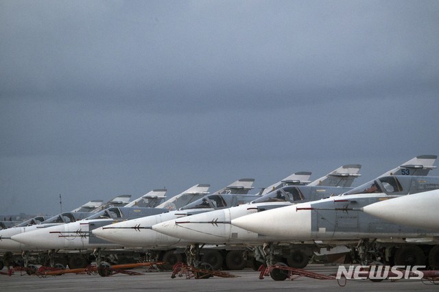 시리아 흐메이밈 기지에 주기되어 있는 러시아 군용기들&nbsp;&nbsp;&nbsp; AP