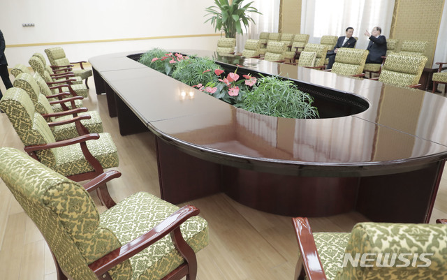 【평양=뉴시스】평양사진공동취재단 박진희 기자 = 평양남북정상회담의 일환으로 열리는 남북 정당관계자 면담이 예정된 18일 오후 북측 안동춘 최고인민회의 부의장 일행이 남측에서 온 정당관계자들을 기다리고 있다. 이해찬,정동영,이정미 대표는 한 시간 이상이 지나도록 면담장에 도착하지 않아 행사가 취소됐다. 2018.09.18.&nbsp; photo@newsis.com