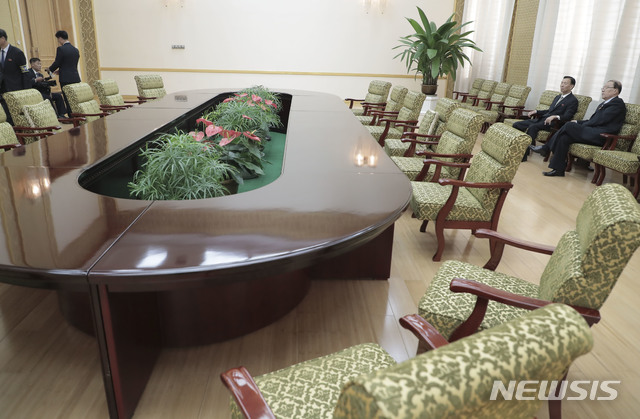  【평양=뉴시스】평양사진공동취재단 박진희 기자 = 평양남북정상회담의 일환으로 열리는 남북 정당관계자 면담이 예정된 18일 오후 북측 안동춘 최고인민회의 부의장 일행이 남측에서 온 정당관계자들을 기다리고 있다. 이해찬,정동영,이정미 대표는 한 시간 이상이 지나도록 면담장에 도착하지 않아 행사가 취소됐다.2018.09.18.&nbsp; photo@newsis.com 