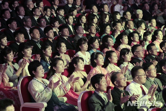 18일 오후 평양대극장에서 열린 문재인 대통령 환영 예술공연을 찾은 평양시민들이 공연을 관람하고 있다. 2018.09.18 평양사진공동취재단