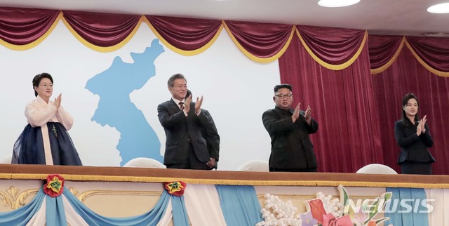 【평양=뉴시스】평양사진공동취재단 박진희 기자 = 문재인 대통령과 부인 김정숙 여사,김정은 국무위원장과 부인 리설주 여사가 18일 오후 평양대극장에서 열린 삼지연 관현악단 환영 예술공연 관람을 마치고 박수를 보내고 있다. 2018.09.18. photo@newsis.com