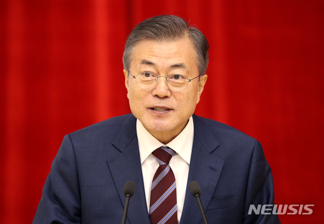 【평양=뉴시스】평양사진공동취재단 박진희 기자 = 문재인 대통령이 18일 오후 평양 목란관에서에서 열린 남북정상회담 환영 만찬에서 건배사를 하고 있다. 2018.09.18 photo@newsis.com