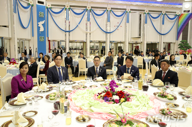 【평양=뉴시스】평양사진공동취재단 박진희 기자 = 이재용 삼성전자 부회장, 구광모 LG회장, 최태원 SK회장이 18일 오후 평양 목란관에서 열린 남북정상회담 환영 만찬에 참석해 있다. 2018.09.18. photo@newsis.com