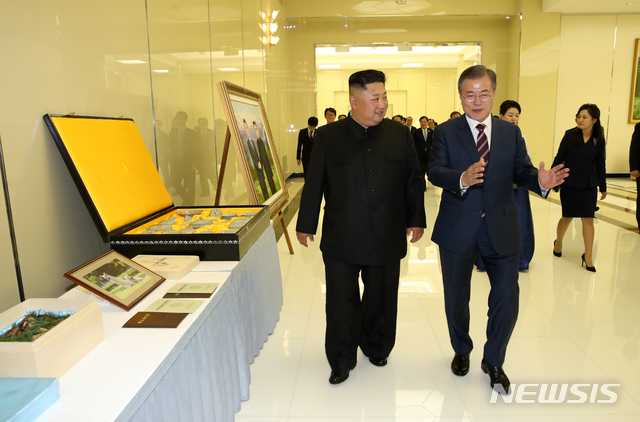 【평양=뉴시스】평양사진공동취재단 박진희 기자 = 문재인 대통령과 부인 김정숙 여사, 김정은 국무위원장과 부인 리설주 여사가 18일 오후 평양 목란관에서 열린 남북정상회담 환영 만찬장으로 향하고 있다. 사진 왼쪽으로 김 위원장이 문 대통령에게 전달한 선물이 전시돼 있다. 2018.09.18. photo@newsis.com