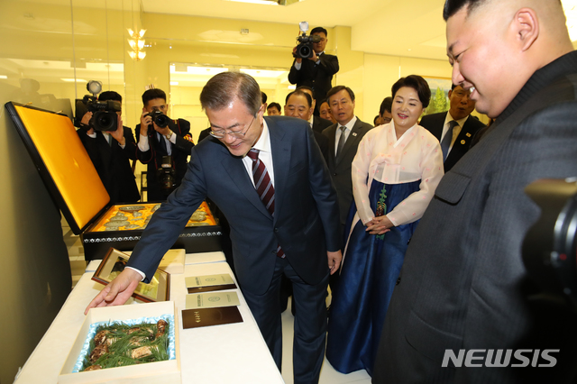 【평양=뉴시스】평양사진공동취재단 박진희 기자 = 문재인 대통령과 부인 김정숙 여사가 18일 오후 평양 목란관에서 열린 남북정상회담 환영 만찬에 앞서 김정은 국무위원장과 부인 리설주 여사가 전달한 선물을 살펴보고 있다. 2018.09.18 photo@newsis.com