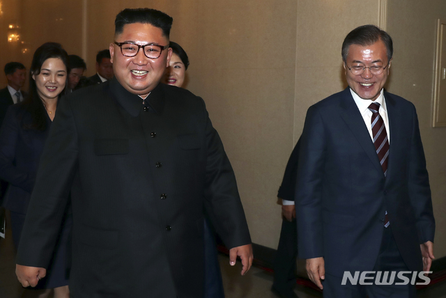 【평양=뉴시스】평양사진공동취재단 박진희 기자 = 문재인 대통령과 부인 김정숙 여사, 김정은 국무위원장과 부인 리설주 여사가 18일 오후 평양대극장에서 열린 삼지연 관현악단 환경공연을 관람한 뒤 극장을 나서고 있다. 2018.09.19. photo@newsis.com