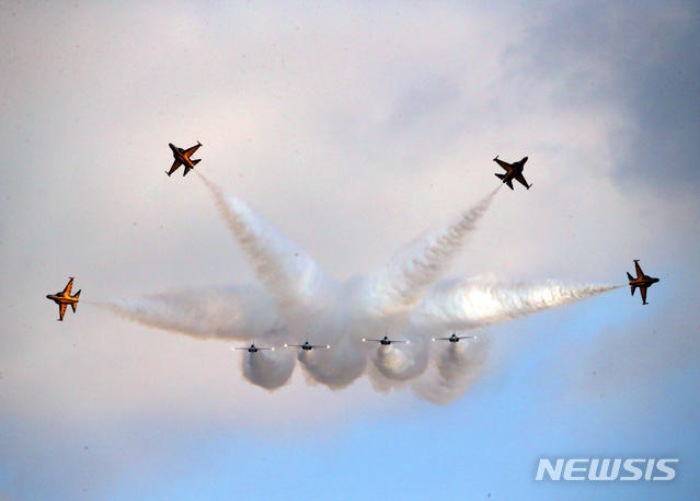 【사천=뉴시스】김윤관 기자 = 한국항공우주산업(주)에서 생산된 초음속 항공기 T-50B 블랙이글스의 에어쇼 장면. 2018.09.19. (사진=사천시 제공) kyk@newsis.com
