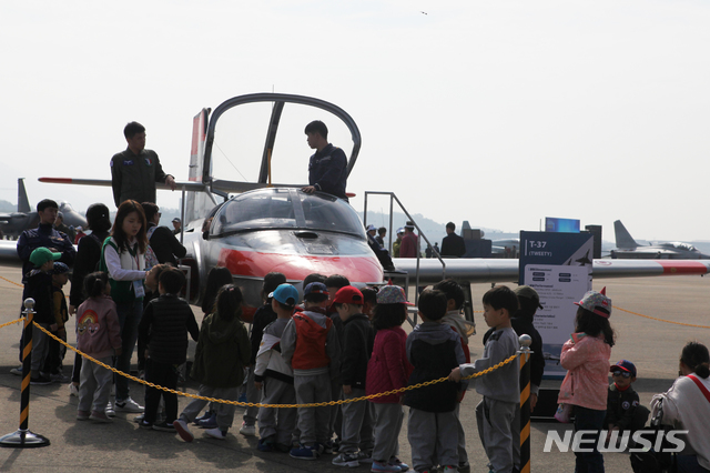 【사천=뉴시스】김윤관 기자 = 오는 10월 25~28일 개최되는 공군과 함께하는 2018 사천에어쇼 항공기 탑승체험 장면. 2018.09.19. (사진=사천시 제공) kyk@newsis.com