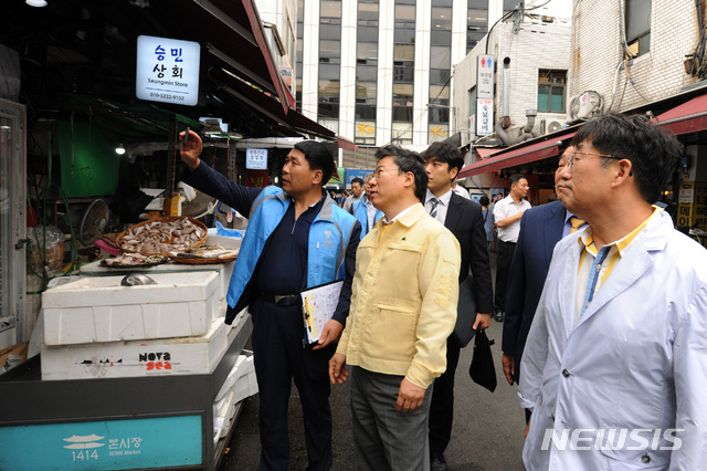 【서울=뉴시스】서울 중구는 건축공사장, 재난위험시설물 등 86곳을 대상으로 특별안전점검을 실시했다고 19일 밝혔다. 2018.09.19. (사진=중구 제공)