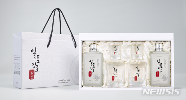 【서울=뉴시스】하이트진로가 추석을 맞아 선물세트로 선보인 '일품진로 1924'. 2018.09.19 (사진=하이트진로 제공) photo@newsis.com