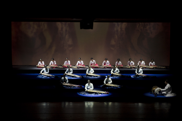 [리뷰]겁에 질린 가야금, 웃으며 흐느끼는 소프라노···황병기 '미궁'