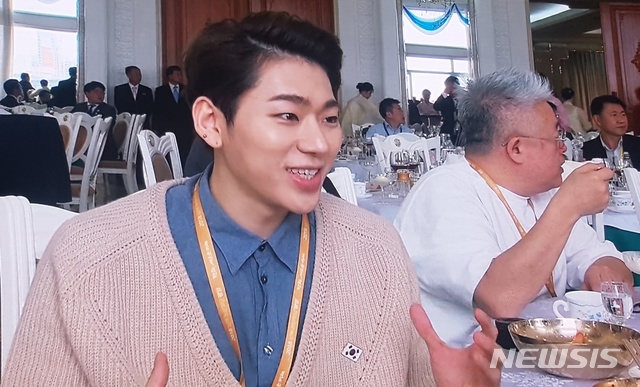 【남북정상회담 프레스센터(서울)=뉴시스】이재은 기자 = 남북정상회담 특별수행단으로 평양에 간 가수 지코가 19일 옥류관에서 평양냉면을 먹은 뒤 소감을 밝힌 장면이 중계되고 있다. 2018.09.19. 