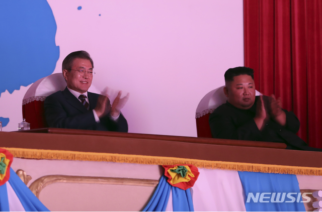 【평양=뉴시스】평양사진공동취재단 박진희 기자 = 문재인 대통령과 김정은 국무위원장이 18일 오후 평양대극장에서 삼지연 관현악단의 환영 예술공연을 관람하고 있다. 2018.09.19. photo@newsis.com