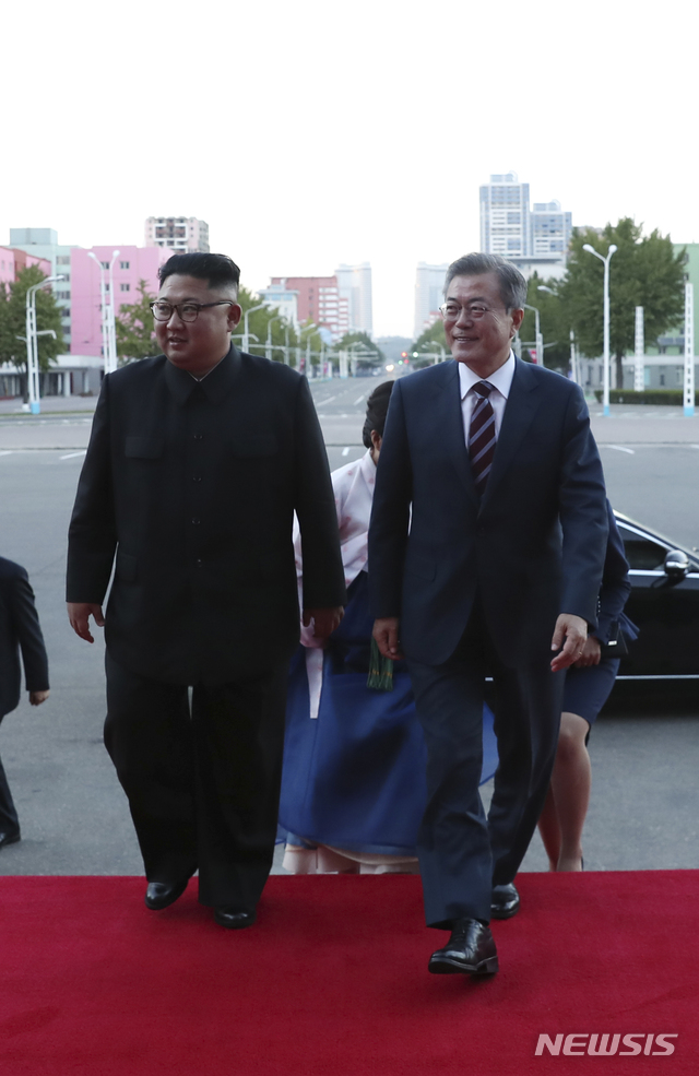 【평양=뉴시스】평양사진공동취재단 박진희 기자 = 문재인 대통령과 부인 김정숙 여사, 김정은 국무위원장과 부인 리설주 여사가 18일 오후 평양대극장에서 열린 삼지연 관현악단 환영 예술공연에 참석하고 있다. 2018.09.19. photo@newsis.com