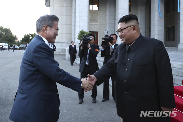 【평양=뉴시스】평양사진공동취재단 박진희 기자 = 문재인 대통령과 김정은 국무위원장이 18일 오후 평양대극장 입구에서 인사를 나누고 있다. 2018.09.19. photo@newsis.com