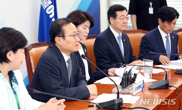 【서울=뉴시스】이종철 기자 = 19일 오전 서울 여의도 국회에서 열린 민주당 원내대표-상임위간사단회의에서 홍영표 원내대표가 모두발언을 하고 있다. 2018.09.19.jc4321@newsis.com