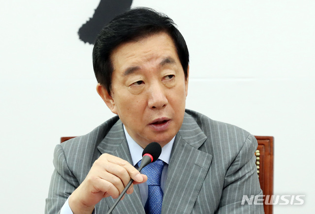 【서울=뉴시스】박영태 기자 = 19일 오전 서울 영등포구 여의도 국회에서 진행된 자유한국당 비대위원회-중진의원 연석회의에서 김성태 원내대표가 발언하고 있다. 2018.09.19.since1999@newsis.com