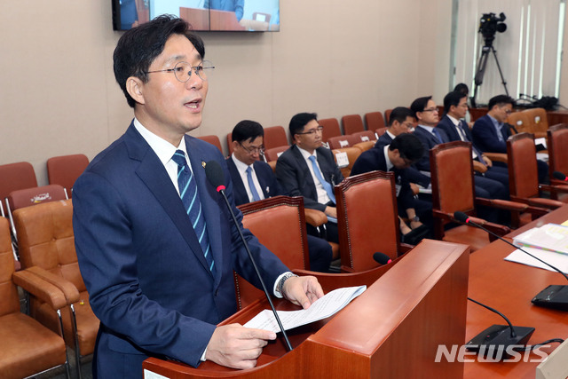 【서울=뉴시스】홍효식 기자 = 성윤모 산업통상자원부 장관 후보자가 19일 오전 서울 여의도 국회 산업통상자원중소벤처기업위원회 회의실에서 열린 인사청문회에서 인사말을 하고 있다. 2018.09.19. yesphoto@newsis.com
