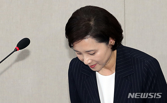 【서울=뉴시스】이종철 기자 = 19일 오전 서울 여의도 국회에서 열린 교육위원회 제2차 전체회의 유은혜 사회부총리 겸 교육부 장관 후보자 인사청문회에서 유 후보자가 인사를 하고 있다. 2018.09.19. jc4321@newsis.com