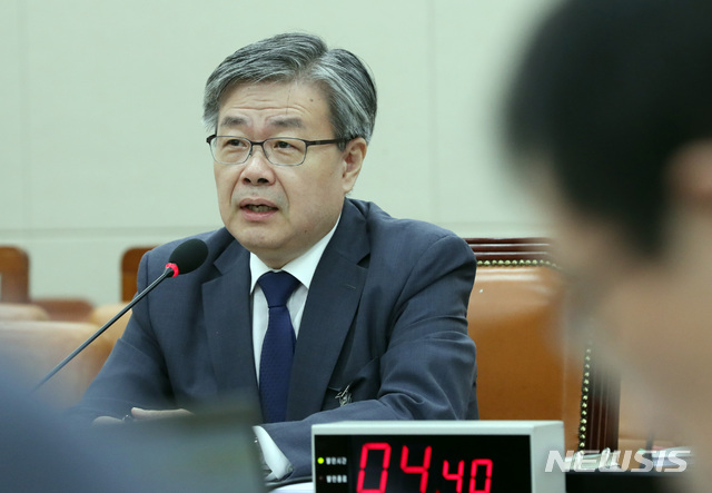 【서울=뉴시스】박영태 기자 = 19일 오전 서울 영등포구 여의도 국회에서 진행된 고용노동부 장관 인사청문회에서 이재갑 후보자가 의원 질의에 답변하고 있다.&nbsp; 2018.09.19.since1999@newsis.com