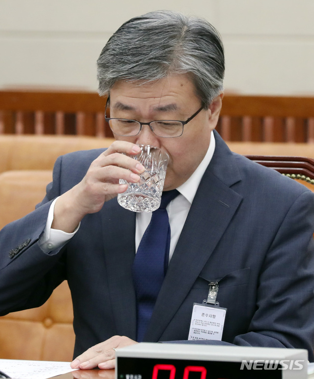 【서울=뉴시스】박영태 기자 = 19일 오전 서울 영등포구 여의도 국회에서 진행된 고용노동부 장관 인사청문회에서 이재갑 후보자가 물을 마시고 있다. 2018.09.19.since1999@newsis.com