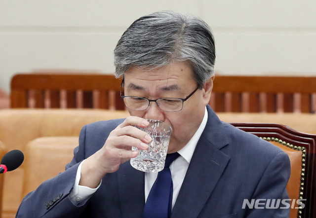 【서울=뉴시스】박영태 기자 = 19일 오전 서울 영등포구 여의도 국회에서 진행된 고용노동부 장관 인사청문회에서 이재갑 후보자가 물을 마시고 있다.&nbsp; 2018.09.19.since1999@newsis.com