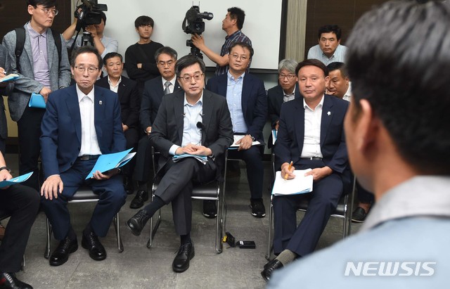 【서울=뉴시스】 김동연 부총리 겸 기획재정부 장관이 19일 고용·산업 위기지역 소통의 일환으로 전북 군산 소재 창원금속공업을 방문해 자동차·조선업계 기업인 및 근로자들과 간담회를 하고 있다. 2018.09.19. (사진=기획재정부 제공) photo@newsis.com