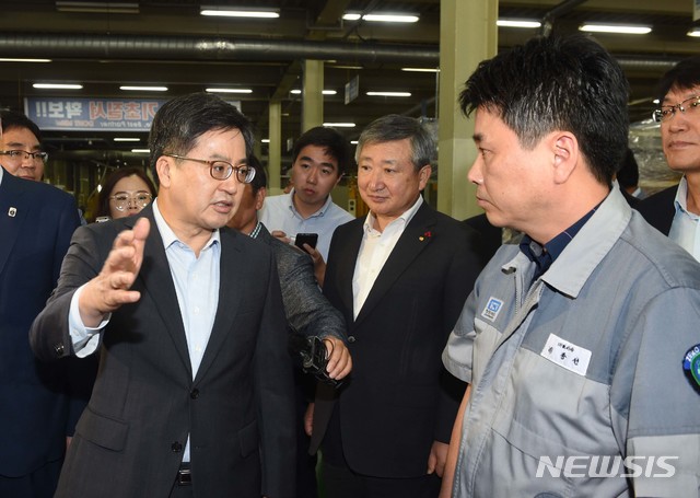 【서울=뉴시스】 김동연 부총리 겸 기획재정부 장관이 19일 고용·산업 위기지역 소통의 일환으로 전북 군산 소재 창원금속공업을 방문해 기업현황을 둘러보며 이종선 대표로부터 설명을 듣고 있다. 2018.09.19. (사진=기획재정부 제공) photo@newsis.com