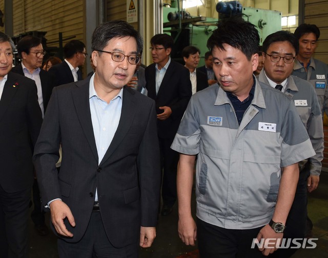 【서울=뉴시스】 김동연 부총리 겸 기획재정부 장관이 19일 고용·산업 위기지역 소통의 일환으로 전북 군산 소재 창원금속공업을 방문해 기업현황을 둘러보며 이종선 대표로부터 설명을 듣고 있다. 2018.09.19. (사진=기획재정부 제공) photo@newsis.com