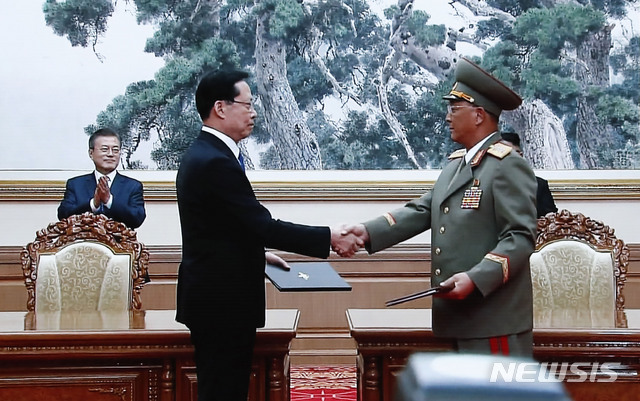 【남북정상회담 프레스센터(서울)=뉴시스】최동준 기자 = 19일 서울 동대문디자인플라자(DDP)에 차려진 남북정상회담 서울 프레스센터 대형 화면에 송영무 국방부 장관과 노광철 인민무력상이 군사 분야 합의문 서명식 장면이 중계되고 있다. 2018.09.19. photocdj@newsis.com