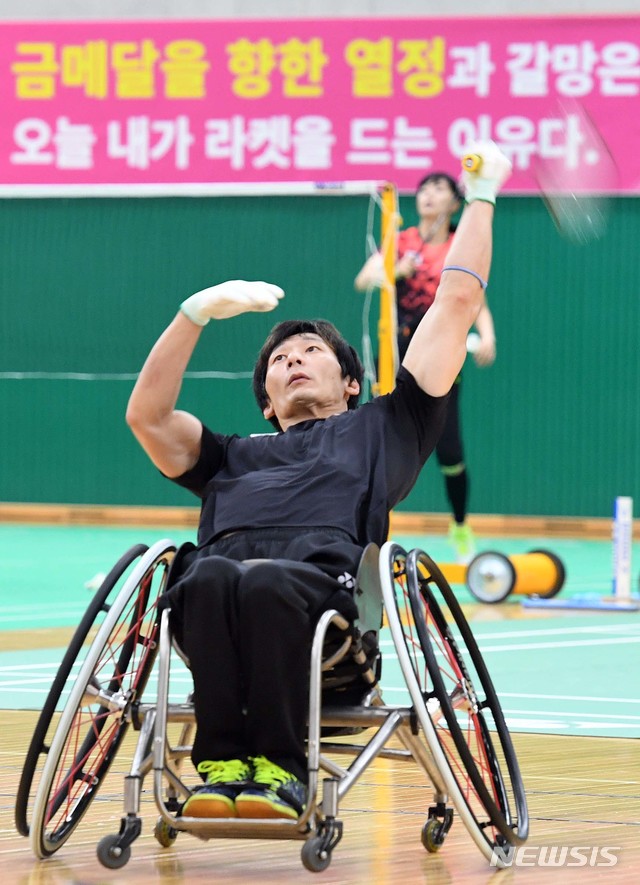 【이천=뉴시스】 사진공동취재단 = '2018 인도네시아 장애인아시아경기대회' 배드민턴 종목 국가대표 선수들이 19일 오전 경기도 이천시 대한장애인체육회 이천훈련원에서 막바지 담금질로 구슬땀을 흘리고 있다. 다음 달 6일부터 8일간 인도네시아 자카르타에서 개최되는 이번 대회는 우리나라 선수 207명을 비롯해 43개국 3천여 선수들이 우정의 레이스를 펼친다. 2018.09.19. photo@newsis.com
