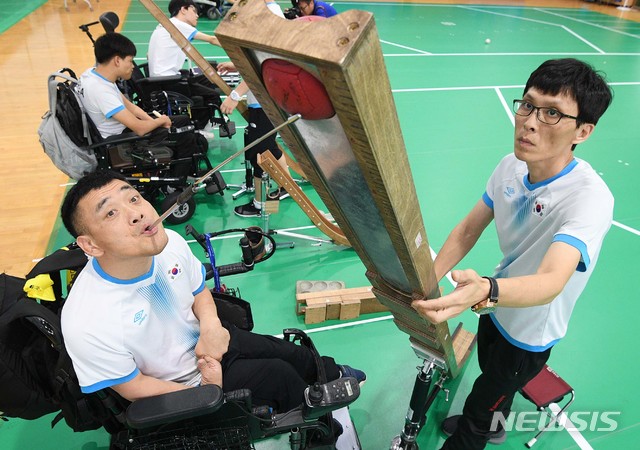 【이천=뉴시스】 사진공동취재단 = '2018 인도네시아 장애인아시아경기대회' 보치아 종목 국가대표 선수들이 19일 오전 경기도 이천시 대한장애인체육회 이천훈련원에서 막바지 담금질로 구슬땀을 흘리고 있다. 다음 달 6일부터 8일간 인도네시아 자카르타에서 개최되는 이번 대회는 우리나라 선수 207명을 비롯해 43개국 3천여 선수들이 우정의 레이스를 펼친다. 2018.09.19. photo@newsis.com