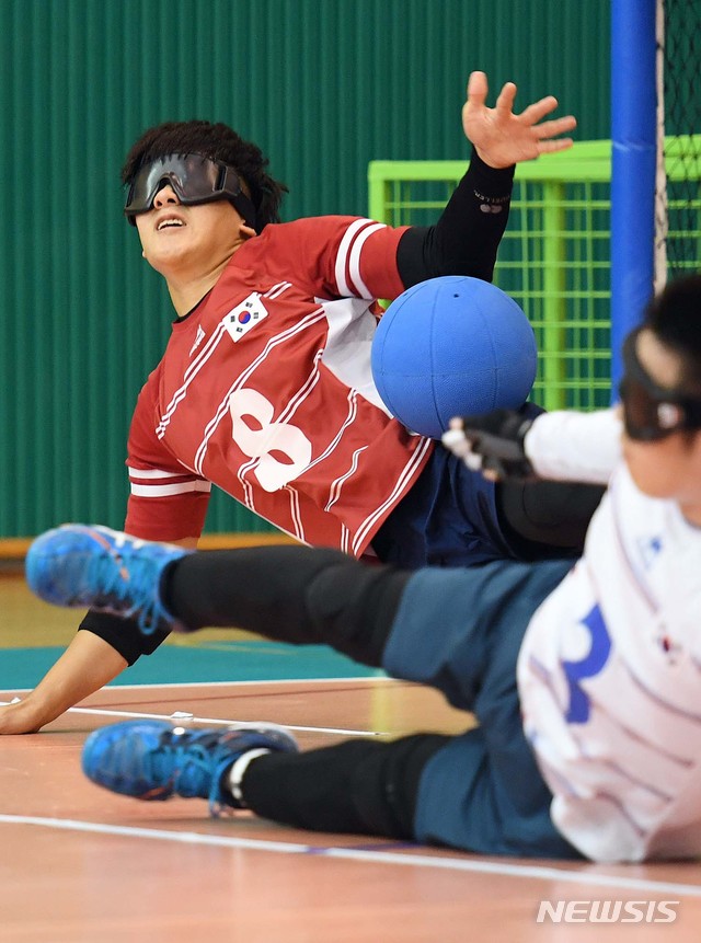 【이천=뉴시스】 사진공동취재단 = '2018 인도네시아 장애인아시아경기대회' 골볼 종목 국가대표 선수들이 19일 오전 경기도 이천시 대한장애인체육회 이천훈련원에서 막바지 담금질로 구슬땀을 흘리고 있다. 다음 달 6일부터 8일간 인도네시아 자카르타에서 개최되는 이번 대회는 우리나라 선수 207명을 비롯해 43개국 3천여 선수들이 우정의 레이스를 펼친다. 2018.09.19. photo@newsis.com